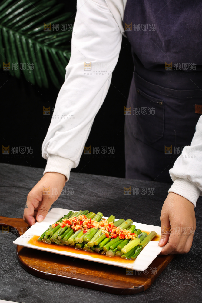 深底上的炒红菜苔