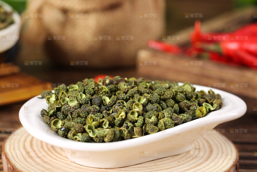 深底上的藤椒