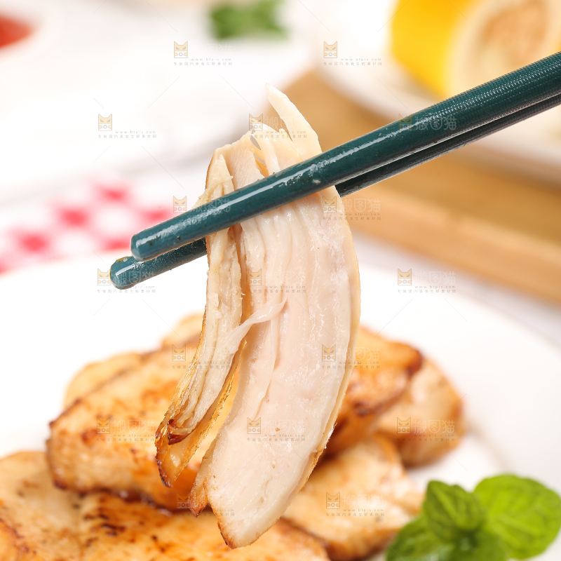 浅底上的新鲜鸡胸肉