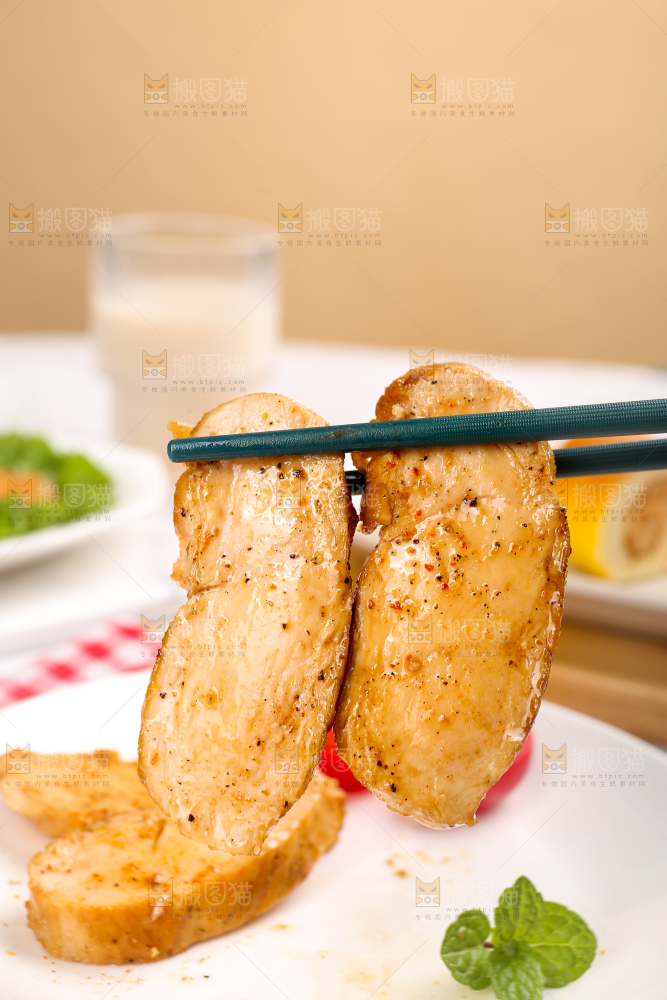 浅底上的新鲜鸡胸肉