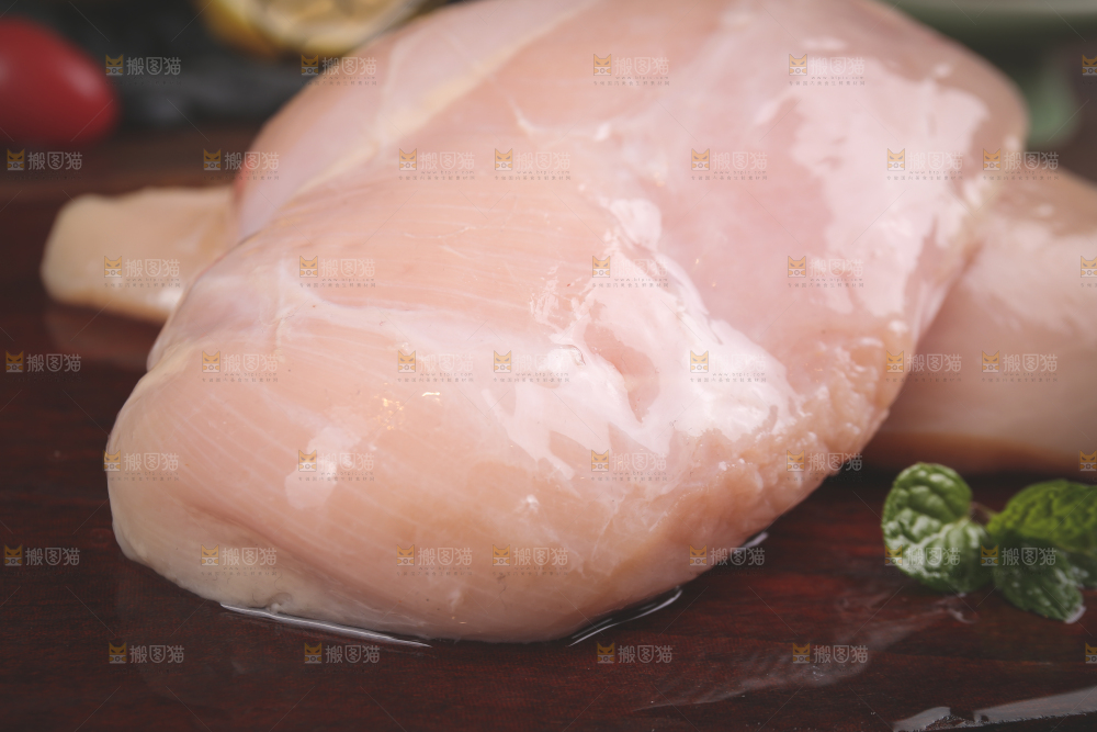 木底上的鸡胸肉