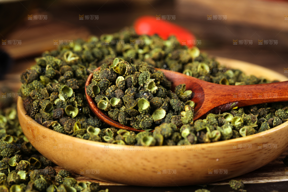 深底上的藤椒