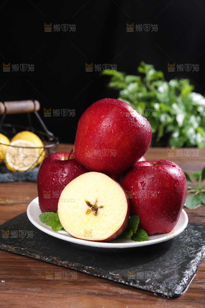 深底上的圣诞苹果