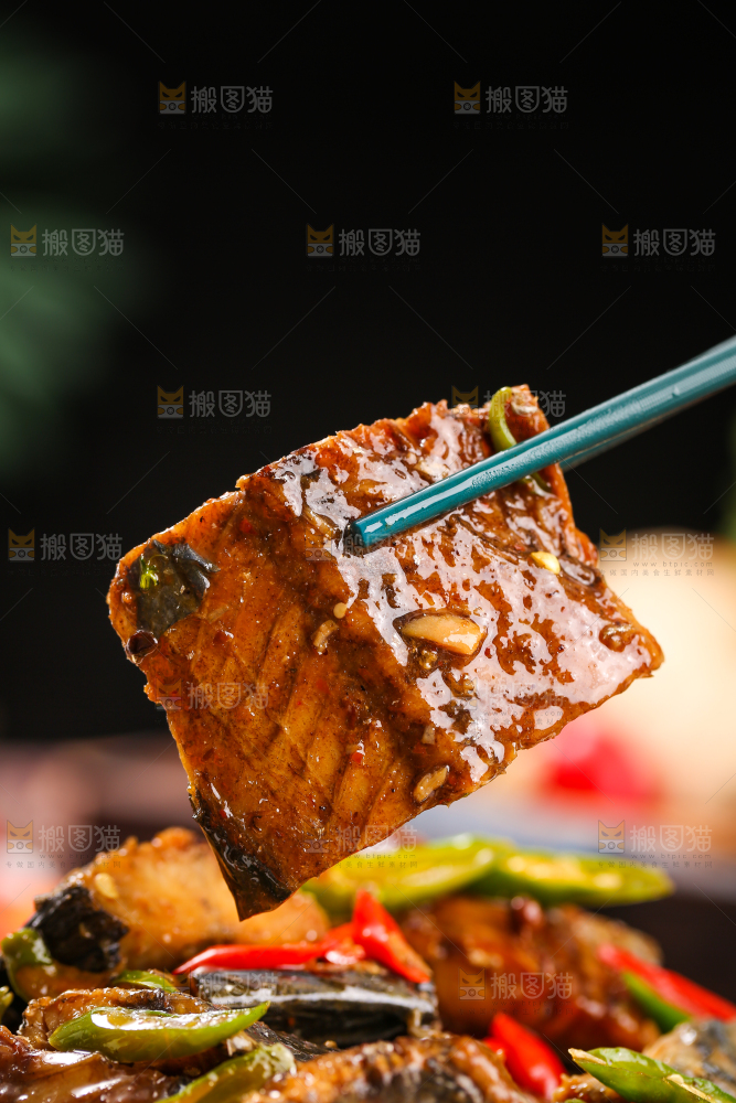 深底上的红烧鲅鱼