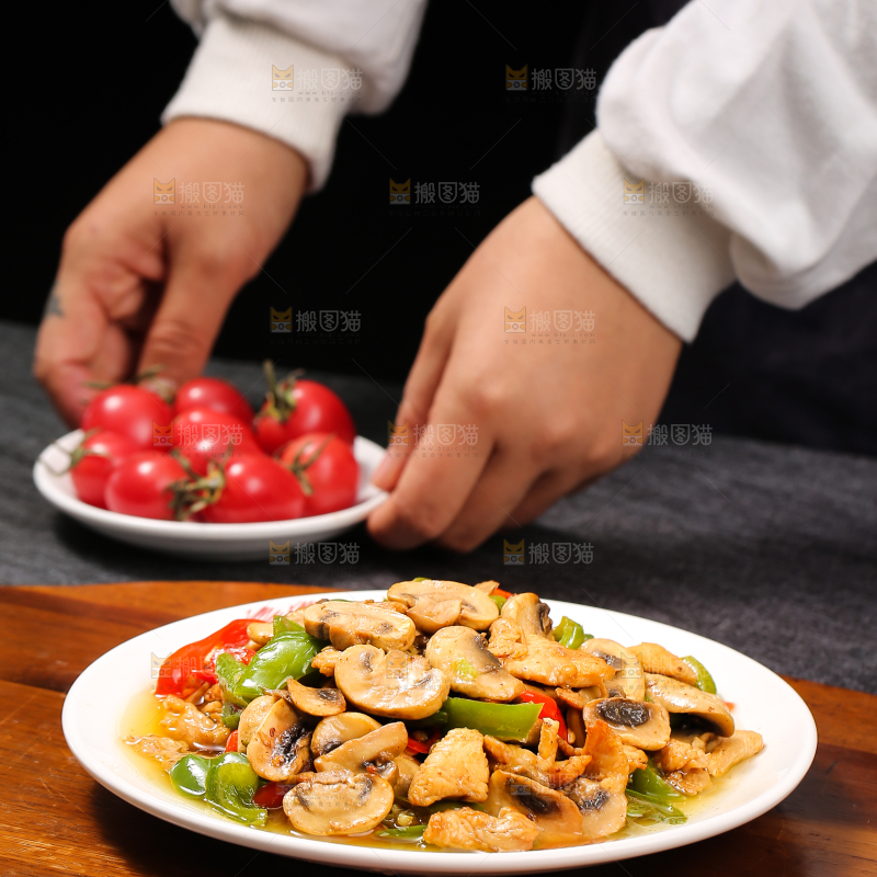 深底上的口蘑炒肉片