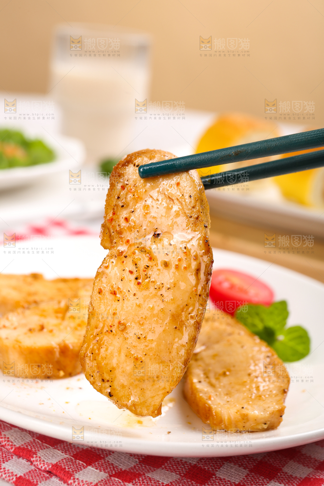 浅底上的新鲜鸡胸肉