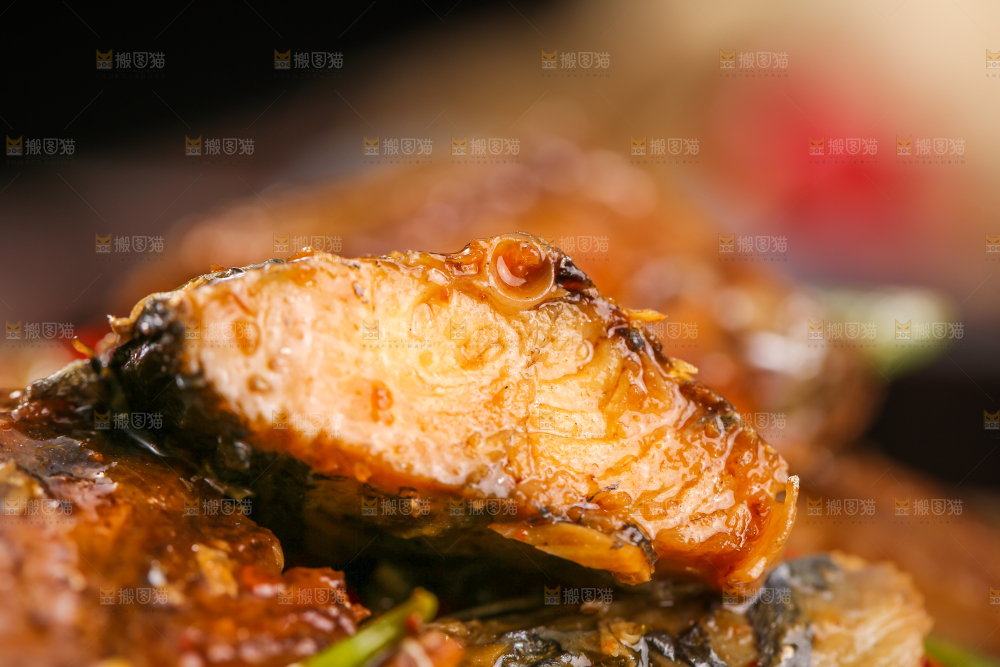 深底上的红烧鲅鱼