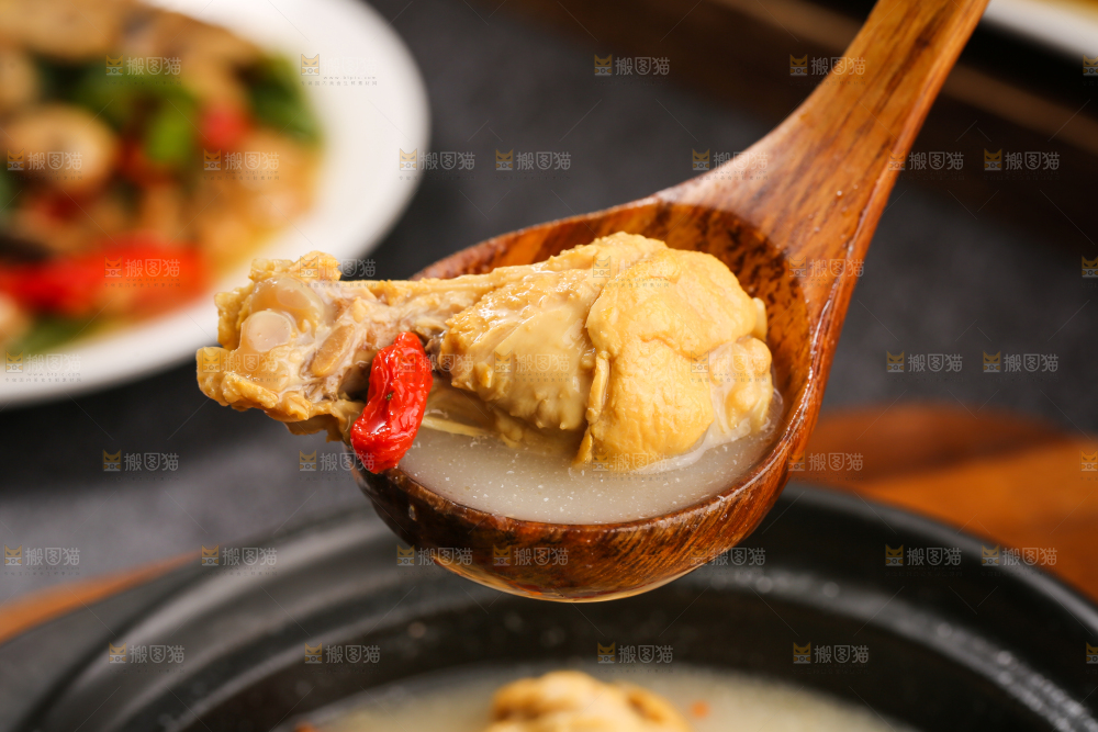 深底上的枸杞炖鸡汤