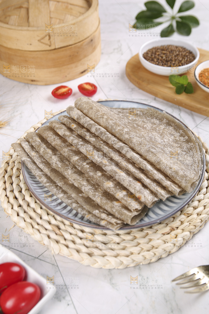 浅底上的全麦卷饼