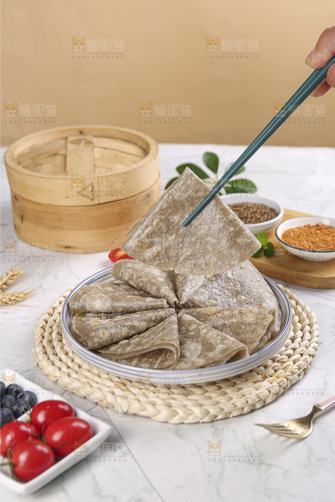 浅底上的全麦卷饼