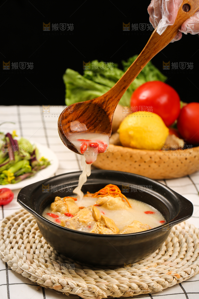 浅底上的枸杞炖鸡汤