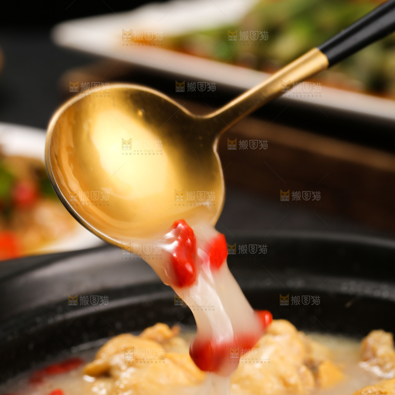深底上的枸杞炖鸡汤