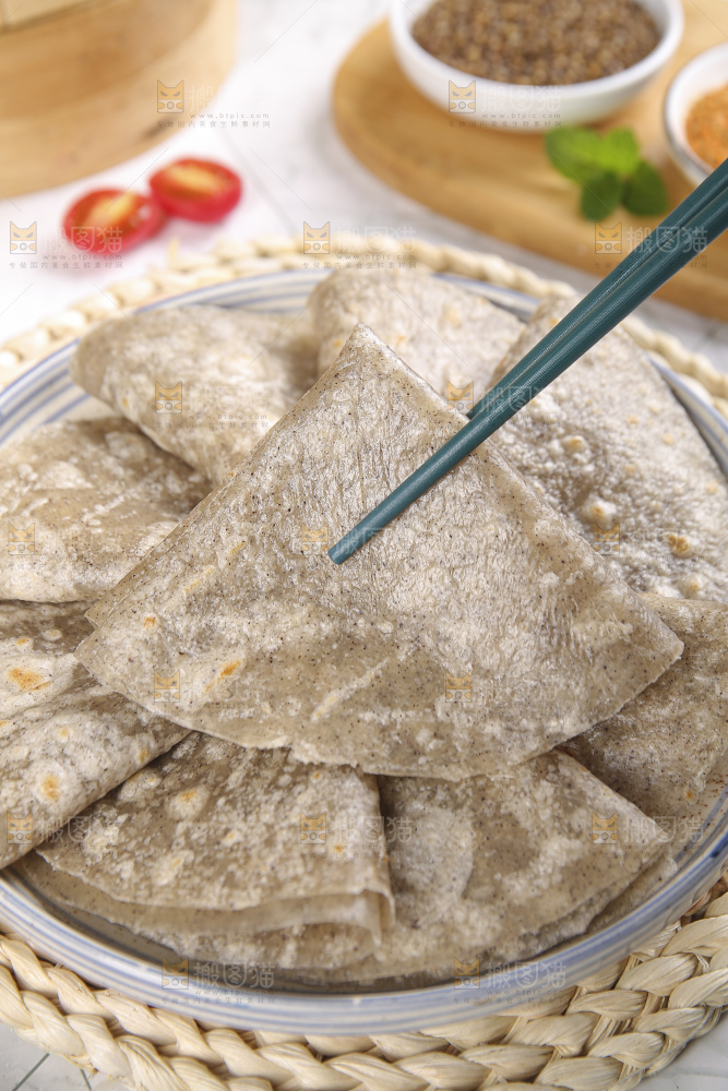 浅底上的全麦卷饼