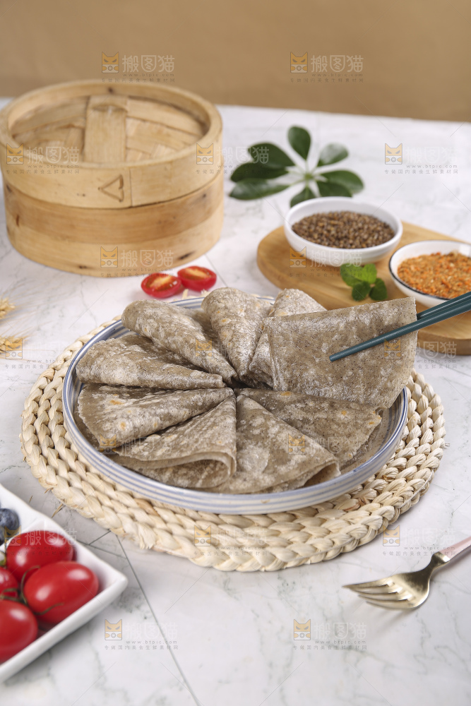 浅底上的全麦卷饼
