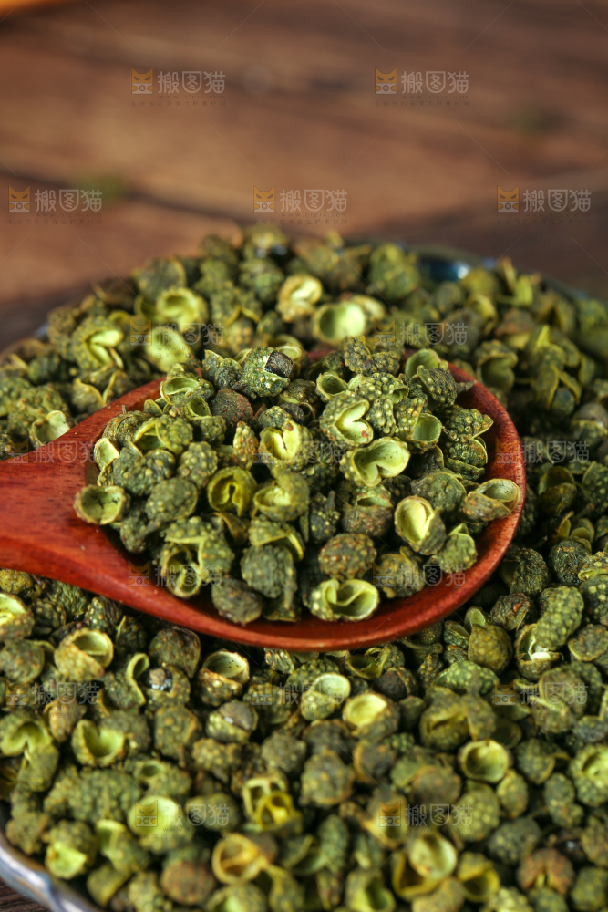 深底上的藤椒