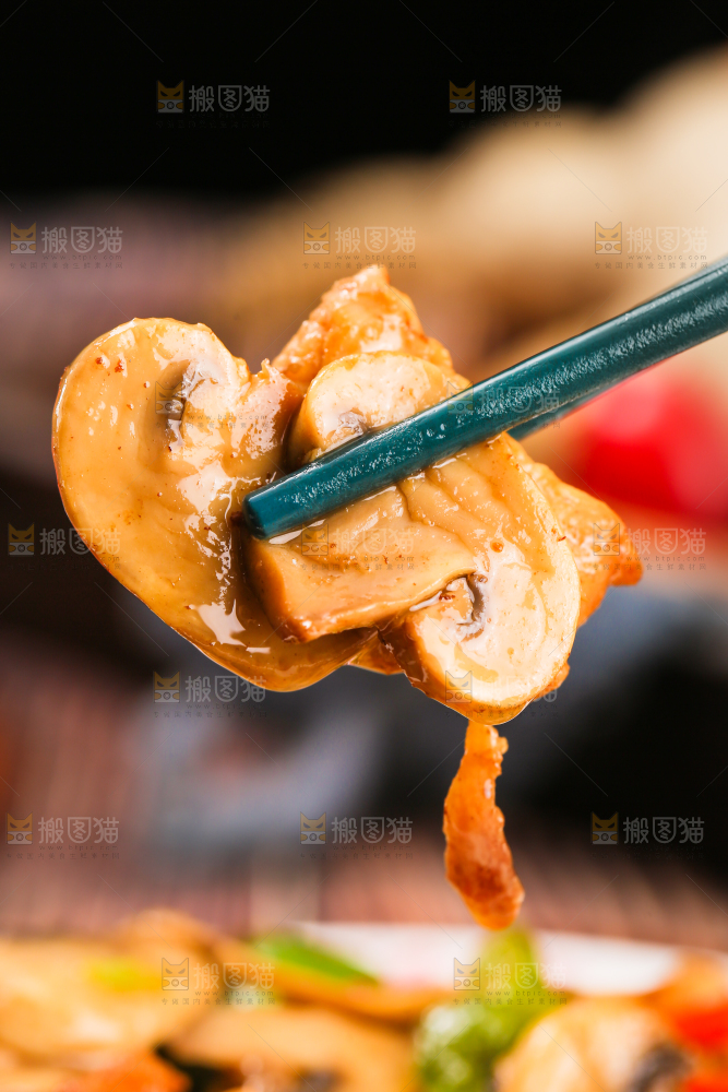 深底上的口蘑炒肉片