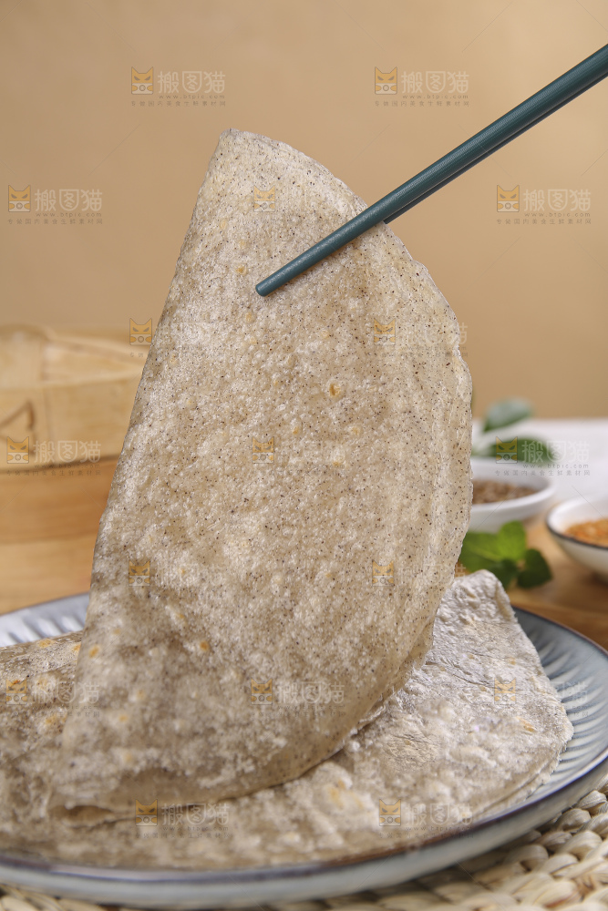 浅底上的全麦卷饼