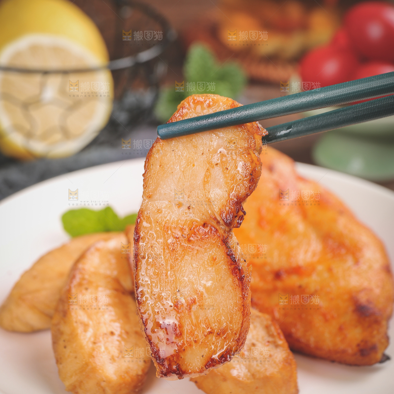 木底上的鸡胸肉