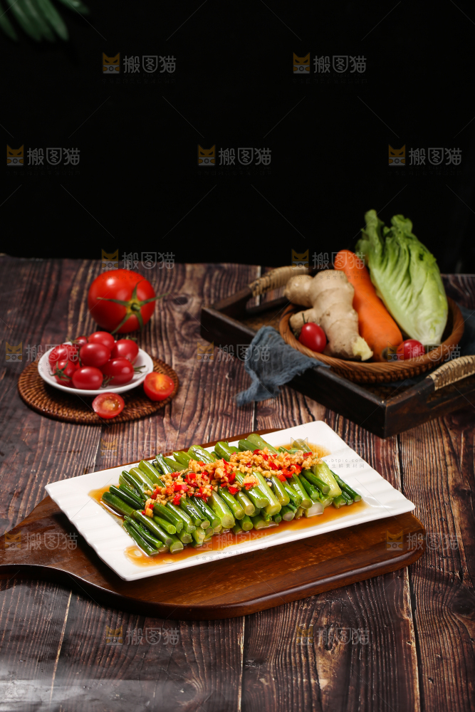 深底上的炒红菜苔
