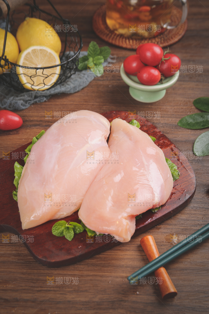 木底上的鸡胸肉