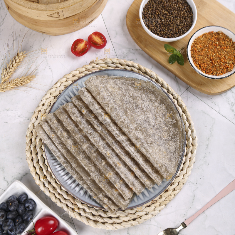 浅底上的全麦卷饼