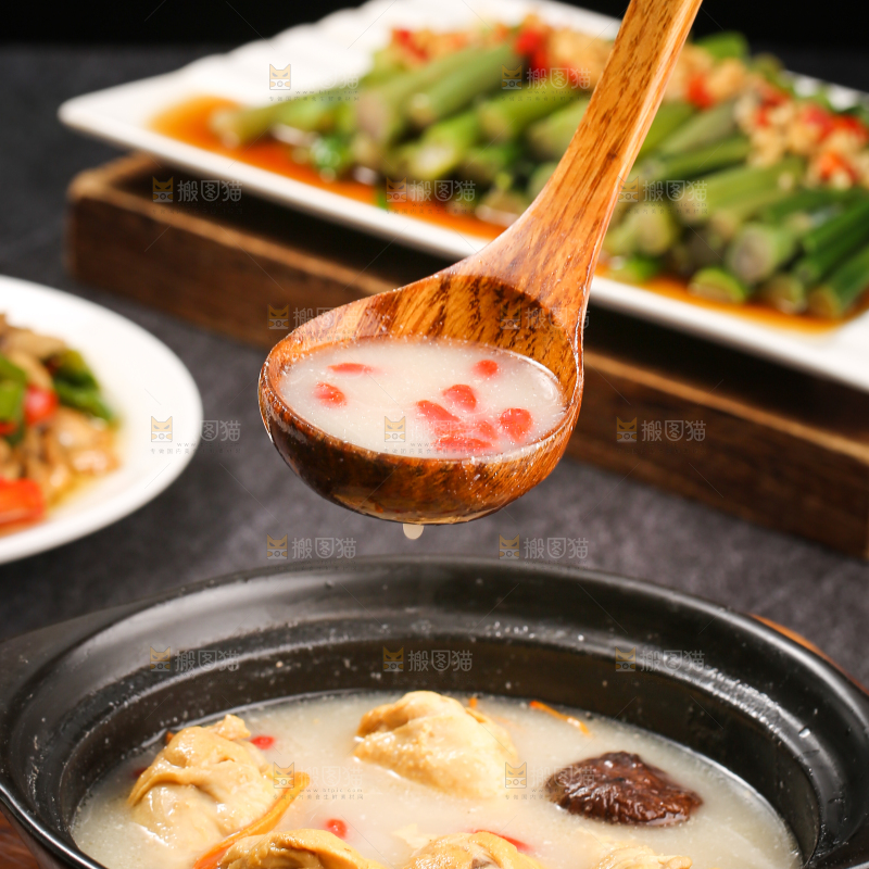 深底上的枸杞炖鸡汤