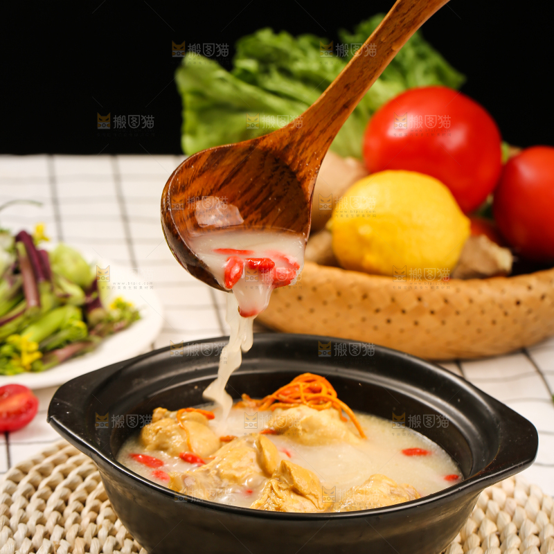 浅底上的枸杞炖鸡汤