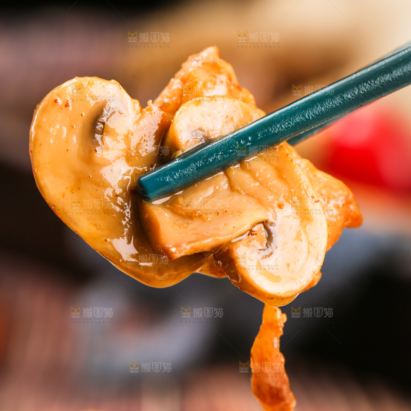 深底上的口蘑炒肉片