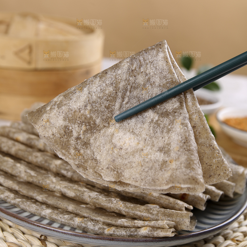 浅底上的全麦卷饼