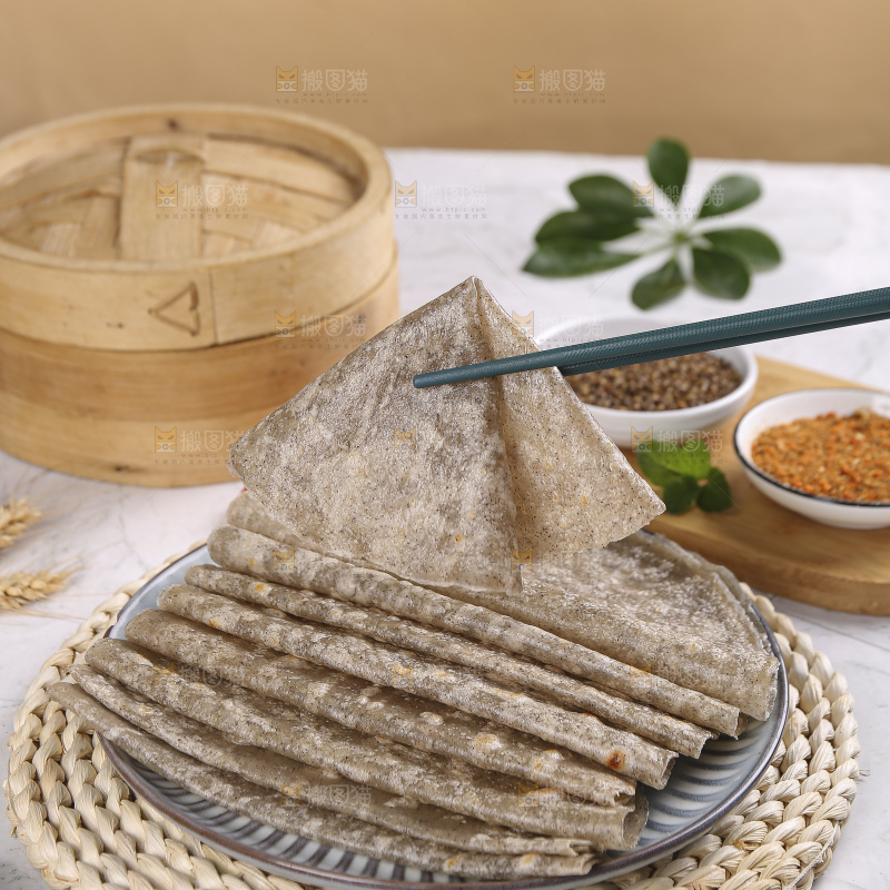 浅底上的全麦卷饼