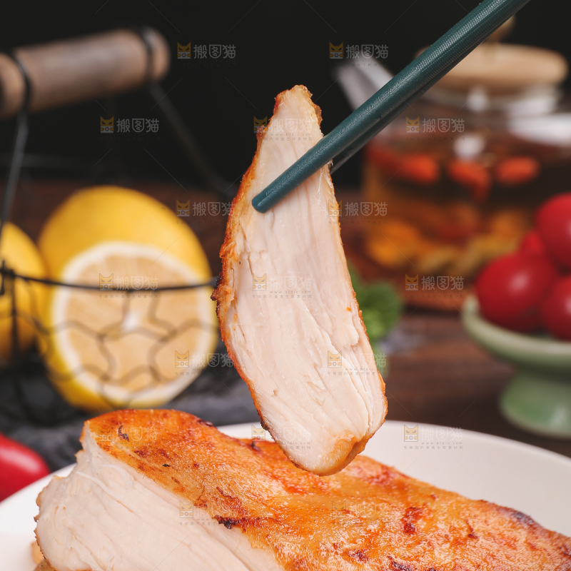 木底上的鸡胸肉