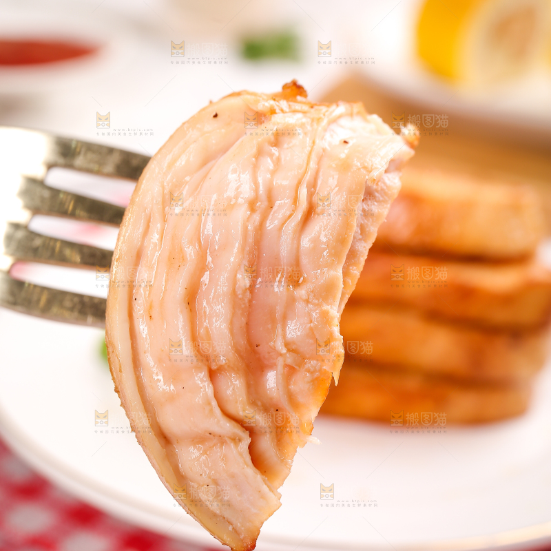 浅底上的新鲜鸡胸肉