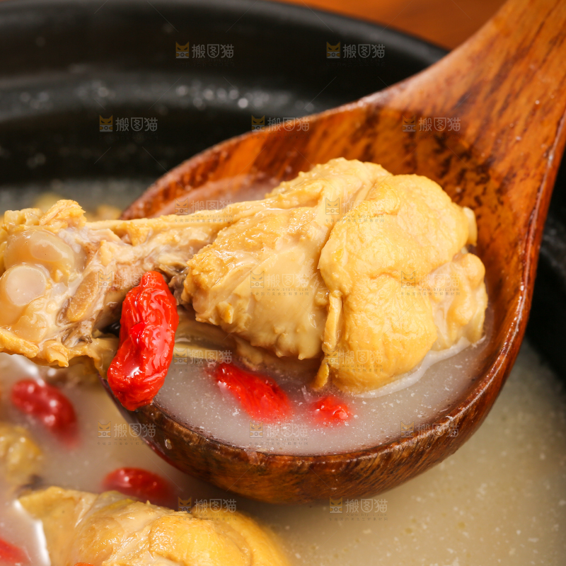 深底上的枸杞炖鸡汤