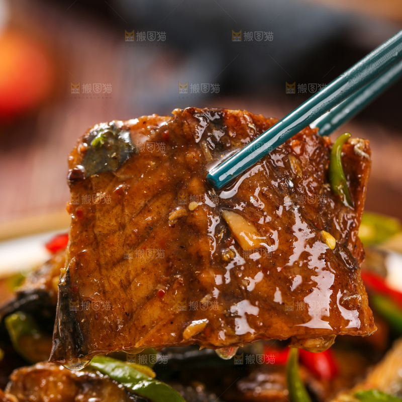 深底上的红烧鲅鱼