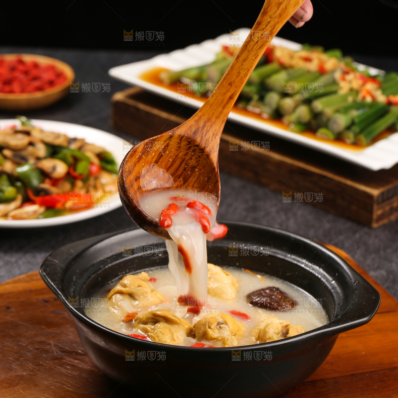 深底上的枸杞炖鸡汤