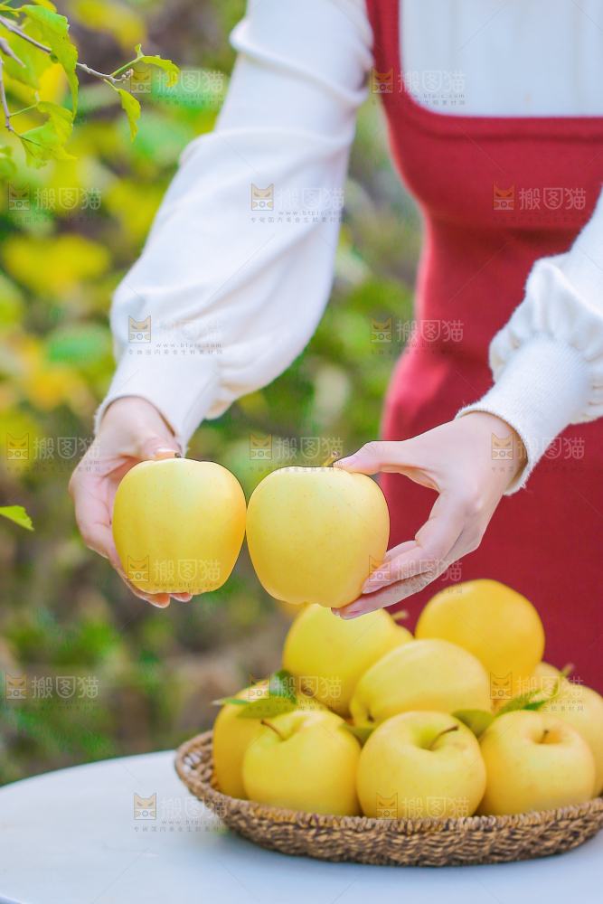 手里拿着黄元帅苹果