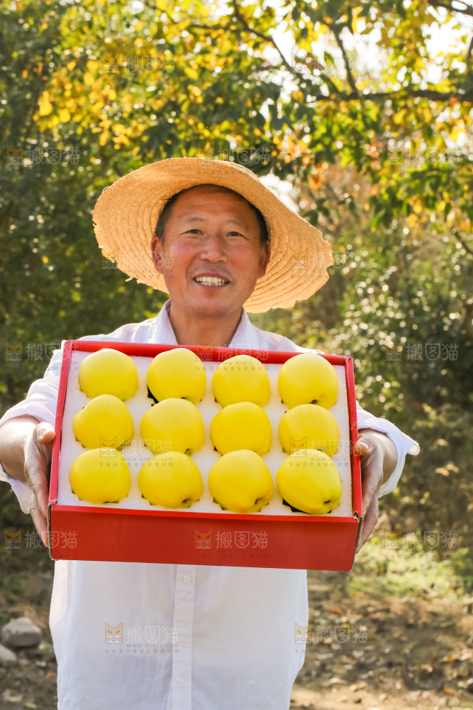 手里拿着黄元帅苹果