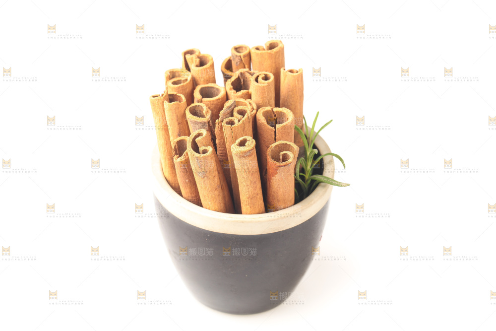 白底上的桂皮