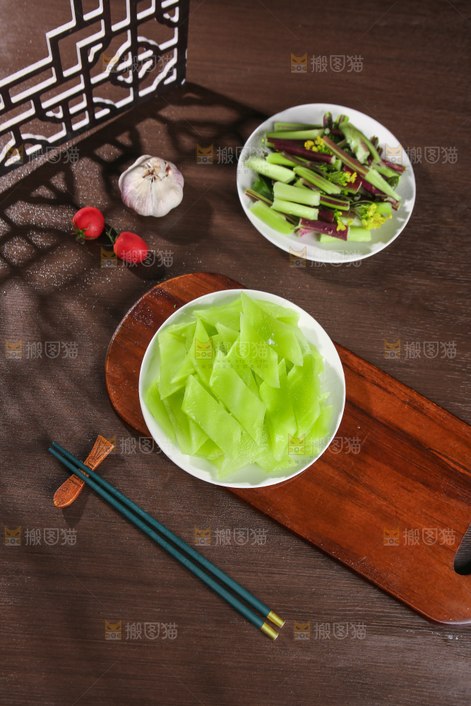 深底上的新鲜莴笋