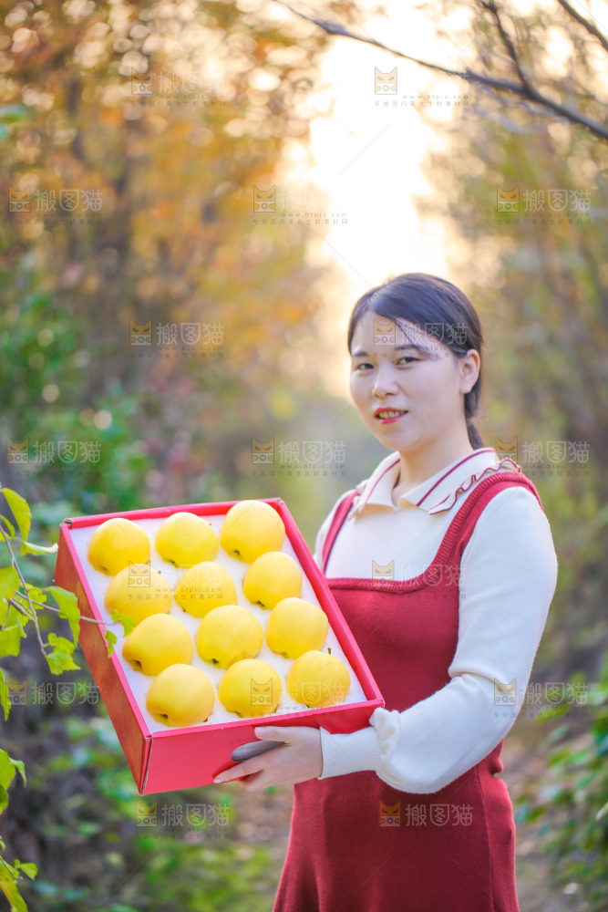 手里拿着黄元帅苹果