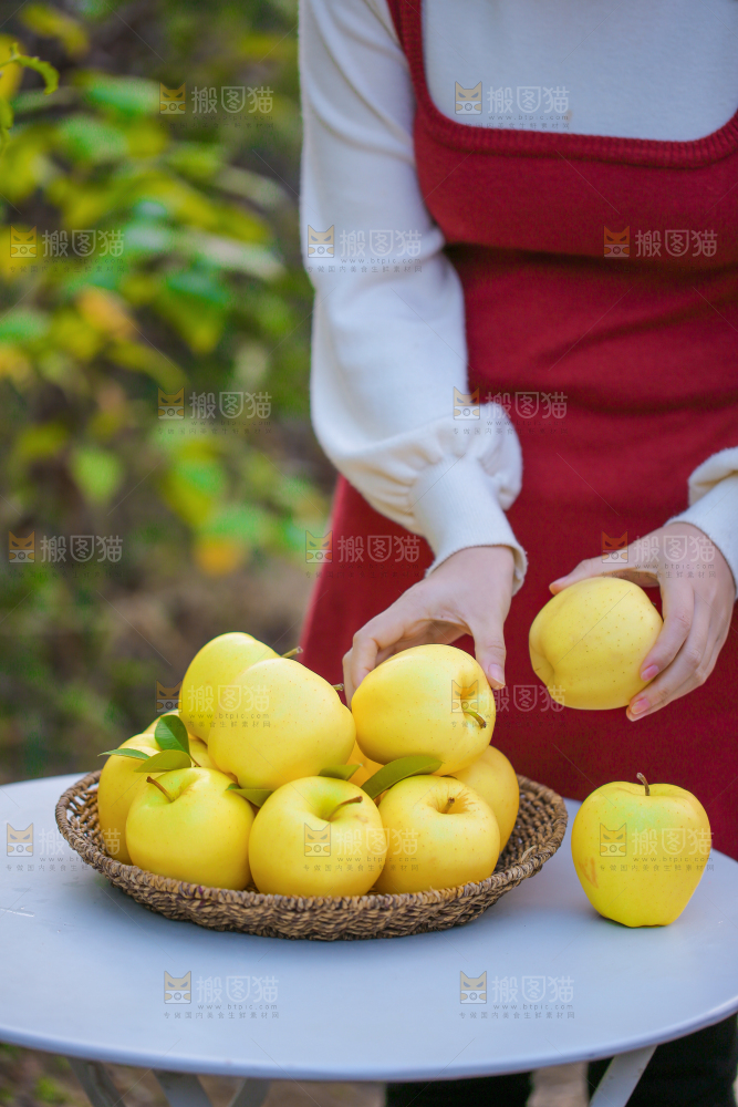 手里拿着黄元帅苹果