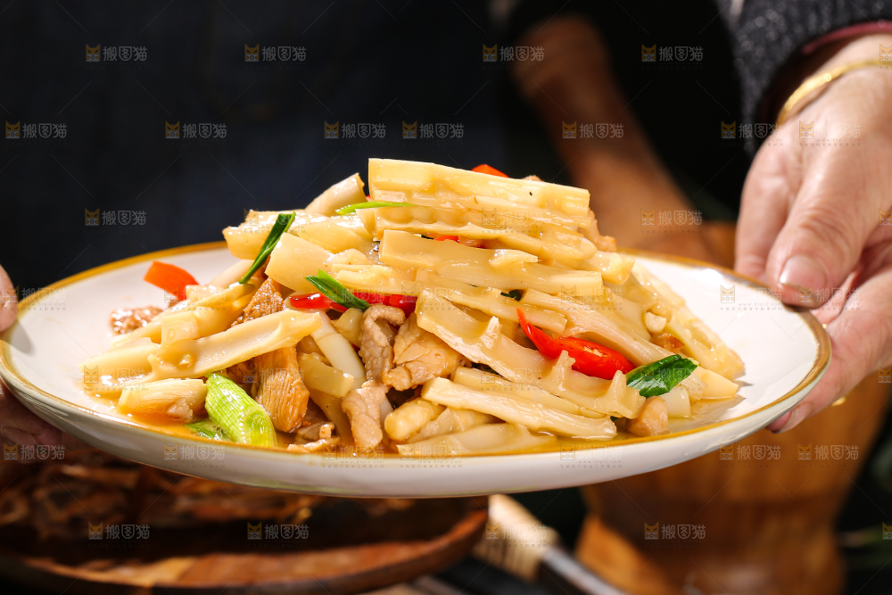 木底上的笋丝炒肉