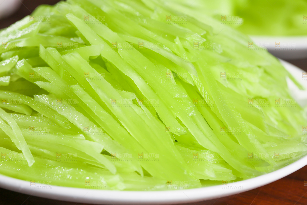 深底上的新鲜莴笋