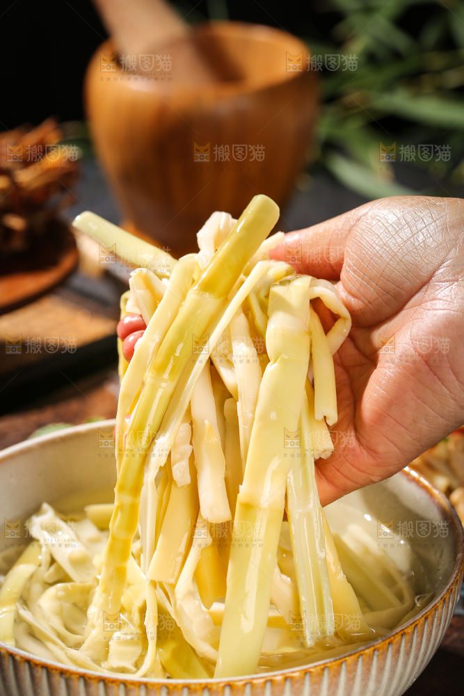 木底上的鲜嫩笋丝