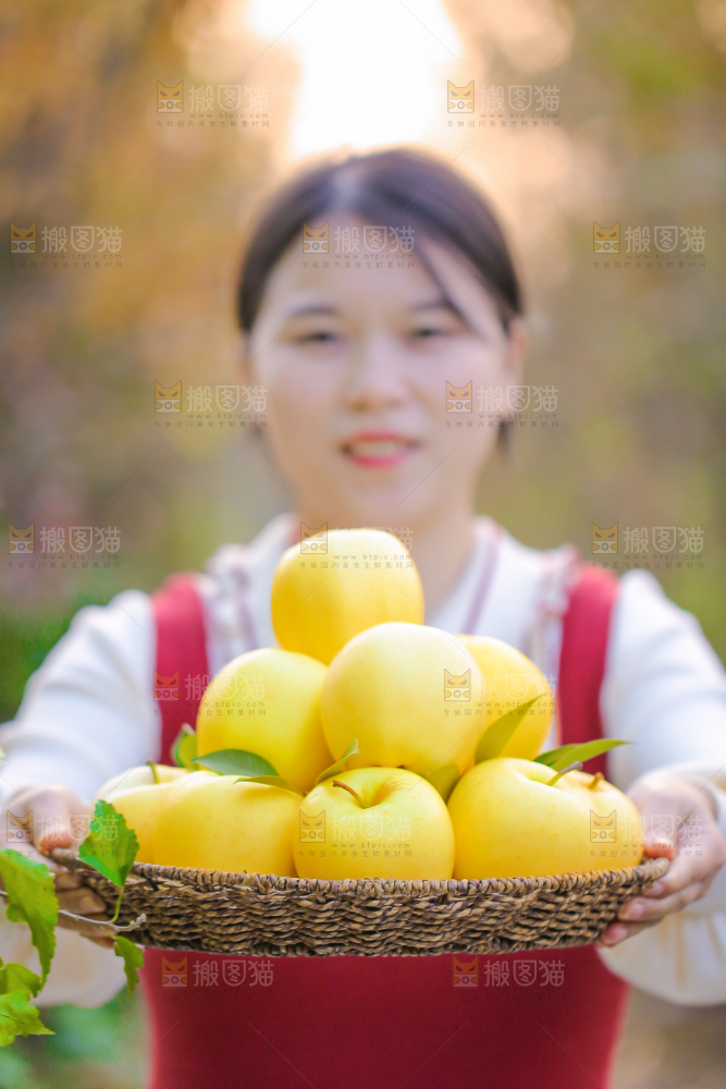 手里拿着黄元帅苹果