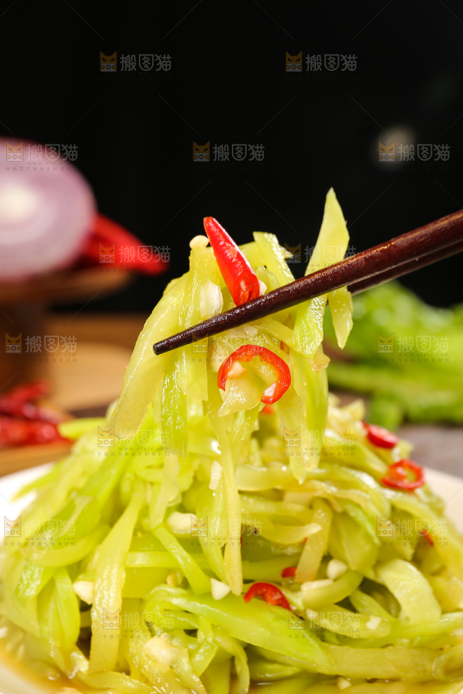 深底上的清炒莴笋丝