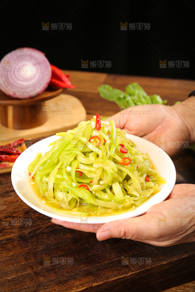 深底上的清炒莴笋丝