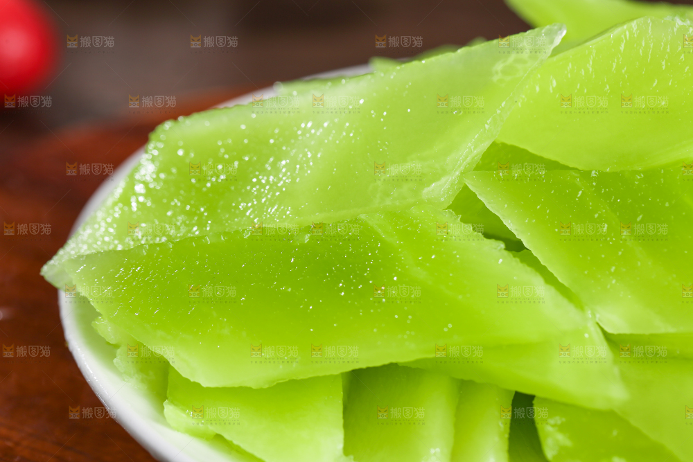深底上的新鲜莴笋