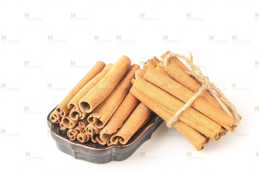 白底上的桂皮