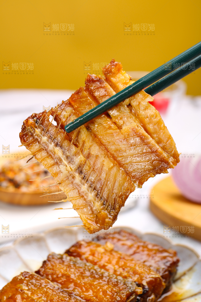 浅底上的红烧带鱼